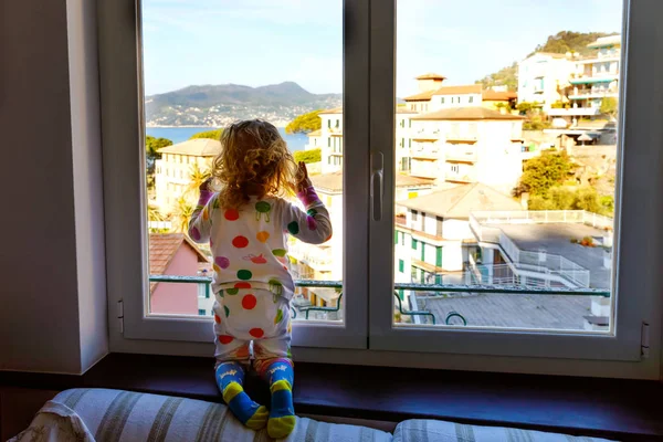 Bambina bambina che si gode la vista dalla finestra in mattinata sulla Liguria. Impressionanti borghi delle Cinque Terre e Portofino. Vacanze in famiglia nella città italiana con case colorate . — Foto Stock