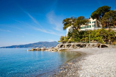 İtalya'nın Liguria bölgesinde Akdeniz sahilinde nefes kesen manzara. Zoagli, Cinque Terre ve Portofino Awesome manzara. Renkli evleri ile güzel İtalyan şehri.