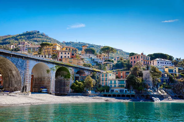 Impresionante vista de la playa del mar Mediterráneo en la región de Liguria en Italia. Impresionante paisaje de Zoagli, Cinque Terre y Portofino. Hermosa ciudad italiana con casas coloridas . — Foto de Stock