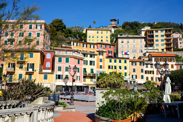 Úchvatný pohled na Ligurijský kraj v Itálii. Úžasné vesničky Zoagli, Cinque Terre a Portofino. Krásné italské město s pestrým domečky. — Stock fotografie