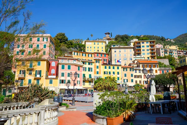 Impresionante vista de la región de Liguria en Italia. Impresionantes pueblos de Zoagli, Cinque Terre y Portofino. Hermosa ciudad italiana con casas coloridas . — Foto de Stock