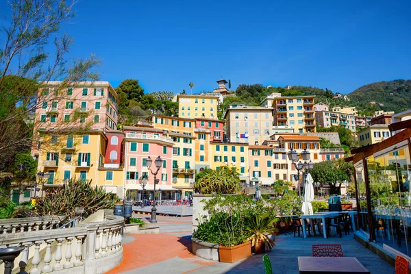 Úchvatný pohled na Ligurijský kraj v Itálii. Úžasné vesničky Zoagli, Cinque Terre a Portofino. Krásné italské město s pestrým domečky. — Stock fotografie