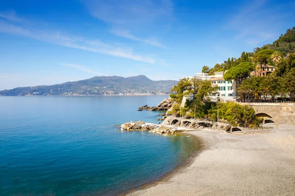 Impresionante vista de la playa del mar Mediterráneo en la región de Liguria en Italia. Impresionante paisaje de Zoagli, Cinque Terre y Portofino. Hermosa ciudad italiana con casas coloridas . — Foto de Stock