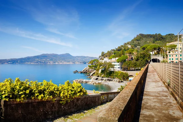 Úchvatný výhled na středomořskou mořskou pláž v italské oblasti Liguria. Úžasná krajina Zoagli, Cinque Terre a Portofino. Krásné italské město s pestrým domečky. — Stock fotografie