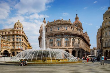 Genova, Cenova, İtalya - 18 Nisan 2019: Piazza De Ferrari, çeşmesi ile ünlü ve birçok kurumun kurulduğu Cenova'nın ana meydanıdır: borsa, Credito Italiano