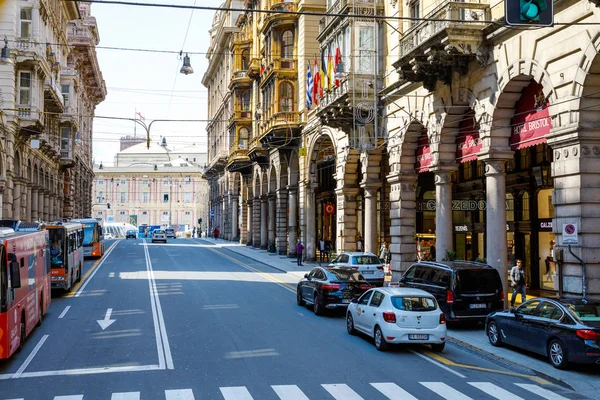 Génova, Génova, Italia - 18 de abril de 2019: Encantadoras calles de Génova, Italia. Antigua ciudad famosa de Italia, con hermosa arquitectura, casas, techos, edificios en día soleado . —  Fotos de Stock