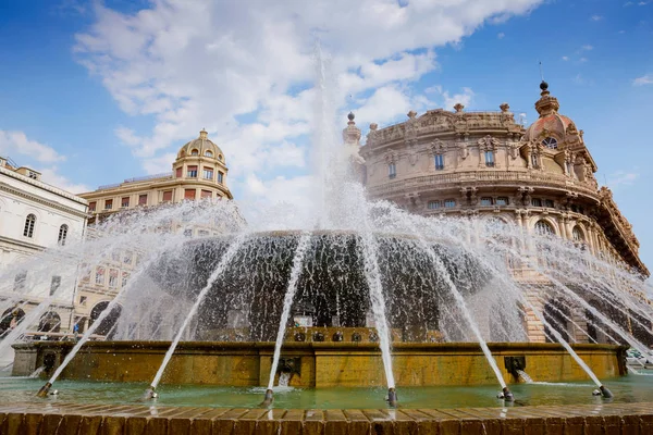 Piazza De Ferrari es la plaza principal de Génova, famosa por su fuente y donde se establecieron muchas instituciones: la bolsa de valores, Credito Italiano. Génova, Italia —  Fotos de Stock