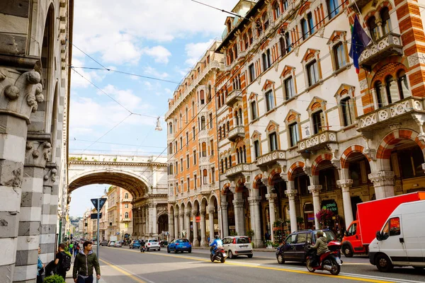 Genova, Genova, 18 aprile 2019: Strade affascinanti di Genova, Italia. Vecchia città famosa d'Italia, con bella architettura, case, tetti, edifici nella giornata di sole . — Foto Stock