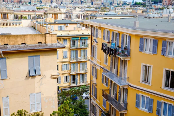 Kouzelné ulice Janov, Itálie. Staré proslulé italské město s krásnou architekturou, domy, střechami, budovami za slunečného dne. — Stock fotografie