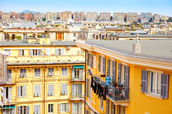 Encantadoras calles de Génova, Italia. Antigua ciudad famosa de Italia, con hermosa arquitectura, casas, techos, edificios en día soleado . —  Fotos de Stock