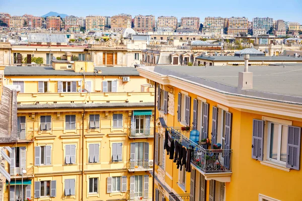 Encantadoras calles de Génova, Italia. Antigua ciudad famosa de Italia, con hermosa arquitectura, casas, techos, edificios en día soleado . —  Fotos de Stock