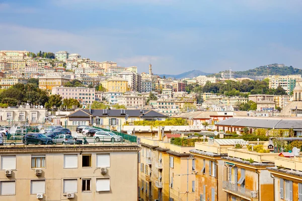 Encantadoras calles de Génova, Italia. Antigua ciudad famosa de Italia, con hermosa arquitectura, casas, techos, edificios en día soleado . —  Fotos de Stock