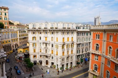 Cenova, Cenova, İtalya - 18 Nisan 2019: Cenova'nın büyüleyici sokakları, İtalya. Güzel mimarisi, evleri, çatıları, güneşli bir günde binalar ile İtalya'nın eski ünlü şehir,.