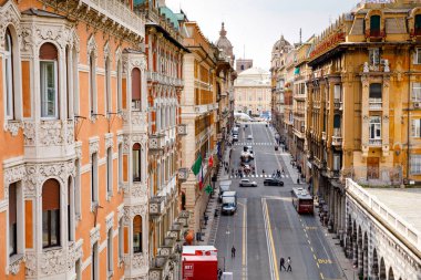 Cenova, Cenova, İtalya - 18 Nisan 2019: Cenova'nın büyüleyici sokakları, İtalya. Güzel mimarisi, evleri, çatıları, güneşli bir günde binalar ile İtalya'nın eski ünlü şehir,.