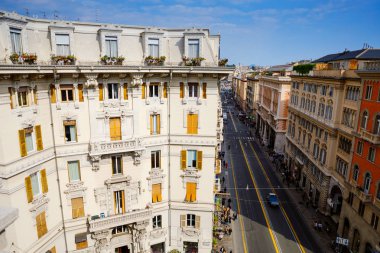 Cenova, Cenova, İtalya - 18 Nisan 2019: Cenova'nın büyüleyici sokakları, İtalya. Güzel mimarisi, evleri, çatıları, güneşli bir günde binalar ile İtalya'nın eski ünlü şehir,.