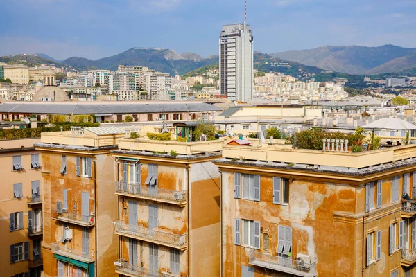 Encantadoras calles de Génova, Italia. Antigua ciudad famosa de Italia, con hermosa arquitectura, casas, techos, edificios en día soleado . — Foto de Stock