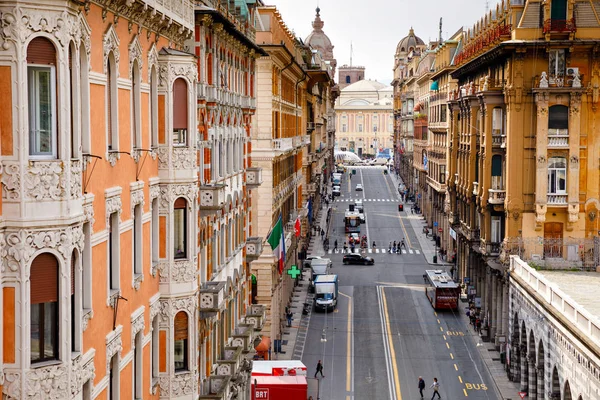 Génova, Génova, Italia - 18 de abril de 2019: Encantadoras calles de Génova, Italia. Antigua ciudad famosa de Italia, con hermosa arquitectura, casas, techos, edificios en día soleado . — Foto de Stock