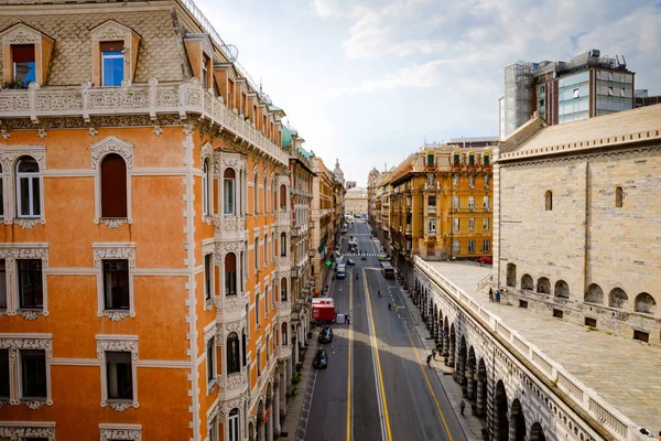 Génova, Génova, Italia - 18 de abril de 2019: Encantadoras calles de Génova, Italia. Antigua ciudad famosa de Italia, con hermosa arquitectura, casas, techos, edificios en día soleado . —  Fotos de Stock