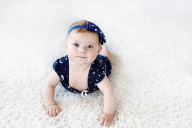 Şirin Bebek kız mavi giysiler ve kafa bandı.