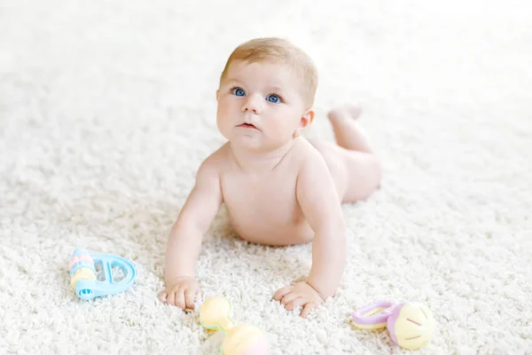 Carino bambino ragazza giocando con colorato pastello vintage giocattolo sonaglio — Foto Stock