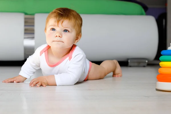 Little cute baby girl learning to crawl. Healthy child crawling in kids room. Smiling happy healthy toddler girl. Cute toddler discovering home and learning different skills — Stock Photo, Image