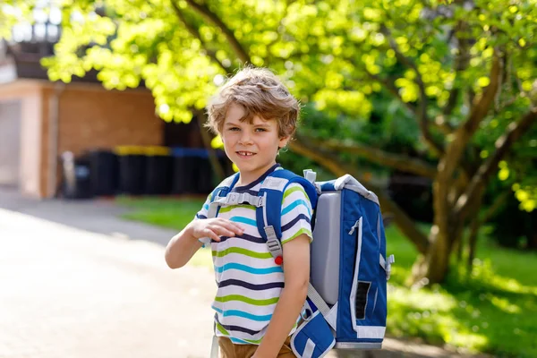 Niño pequeño con mochila escolar en el primer día a la escuela — Foto de Stock