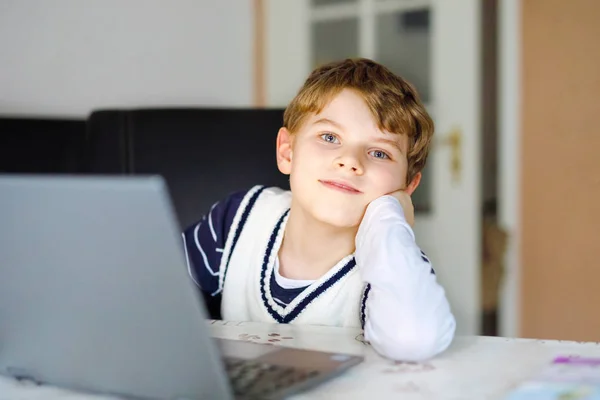 Little kid boy making school homework on computer notebook. Happy healthy child searching information on internet. New media education, kid watching learning lessons on pc. Virtual classroom. — Stock Photo, Image