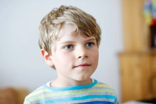 Porträt eines kleinen süßen Schuljungen in bunten Kleidern. glückliches positives Kind. — Stockfoto