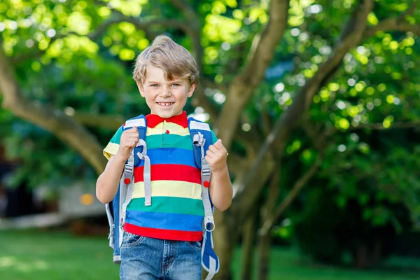 Liten unge pojke med skola skolväska första dagen till skolan — Stockfoto