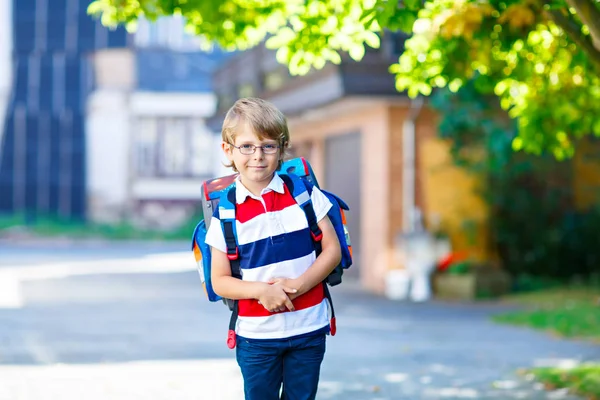 Niño pequeño con mochila escolar en el primer día a la escuela — Foto de Stock