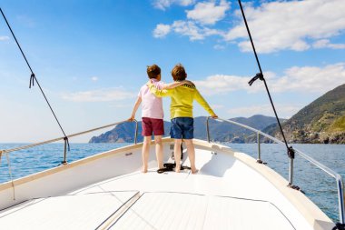 İki küçük çocuk, en iyi arkadaşlar yelkenli tekne gezisi zevk. Güneşli bir günde okyanus ta denizde aile tatilleri. Çocuklar gülümsüyor. Kardeşler, okul childen, kardeşler, yatta eğlenen en iyi arkadaşlar.