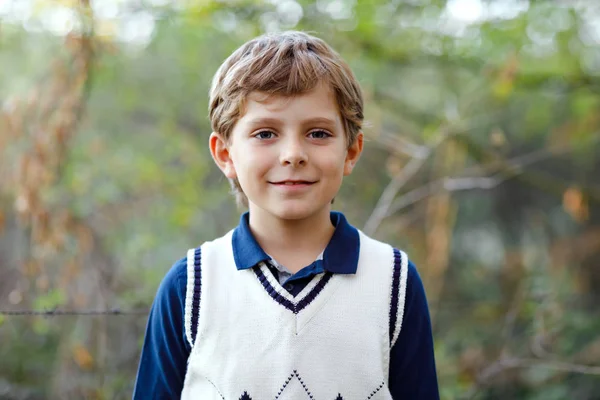 Portret van kleine cool jongen jongen in het bos. Gelukkig gezond kind plezier op warme zonnige dag begin van de herfst. Familie, natuur, liefde en actieve recreatie. Kid in schooluniform. — Stockfoto