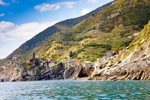 Liguria, Italia costa della Riviera con case colorate nelle giornate di sole caldo. Monterosso al Mare, Vernazza, Corniglia, Manarola e Riomaggiore, Parco Nazionale delle Cinque Terre Patrimonio Mondiale UNESCO — Foto Stock