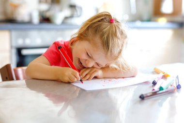 Evinde renkli kalemlerle resim yapan şirin, küçük bir bebek. Sevimli, sağlıklı, keçeli kalemlerle çizim yapmayı öğrenen bir çocuk. Aktif çocuk evde ya da çocuk odasında eğleniyor..