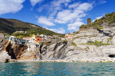 Liguria, güneşli sıcak günde renkli evler ile Rivierası Italya kıyı şeridi. Monterosso al Mare, Vernazza, Corniglia, Manarola ve Riomaggiore, Cinque Terre Ulusal Parkı UNESCO Dünya Mirası