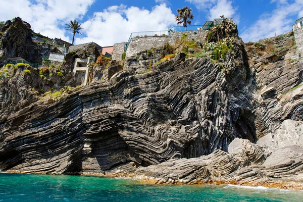 Liguria, Italia costa de la Riviera con casas de colores en el día soleado y cálido. Monterosso al Mare, Vernazza, Corniglia, Manarola y Riomaggiore, Parque Nacional Cinque Terre Patrimonio de la Humanidad UNESCO — Foto de Stock