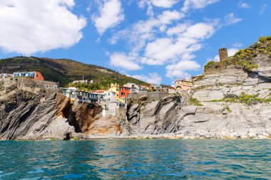Liguria, güneşli sıcak günde renkli evler ile Rivierası Italya kıyı şeridi. Monterosso al Mare, Vernazza, Corniglia, Manarola ve Riomaggiore, Cinque Terre Ulusal Parkı UNESCO Dünya Mirası