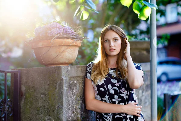 Mulher bonita com cabelos longos em vestido de verão indo para um passeio na cidade alemã. Menina feliz gostando de andar em bonito pequena cidade fachwerk com casas antigas na Alemanha. — Fotografia de Stock