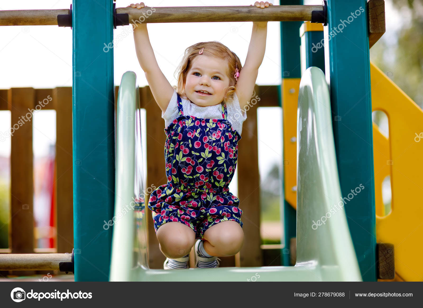 Nettes Kleinkind Madchen Spielt Auf Der Rutsche Auf Dem Spielplatz Im Freien Schone Babys In Bunten Kurzen Hosen Haben Spass An Einem Sonnigen Warmen Sommertag Kind Rutscht Nach Unten Stockfoto C