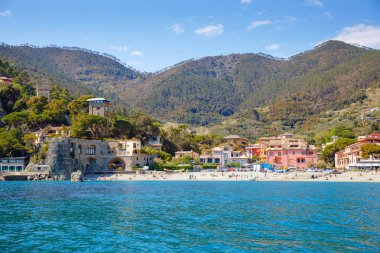 Liguria, güneşli sıcak günde renkli evler ile Rivierası Italya kıyı şeridi. Monterosso al Mare, Vernazza, Corniglia, Manarola ve Riomaggiore, Cinque Terre Ulusal Parkı UNESCO Dünya Mirası