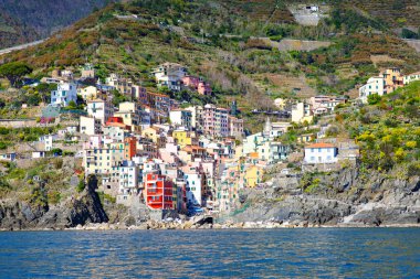 Liguria, güneşli sıcak günde renkli evler ile Rivierası Italya kıyı şeridi. Monterosso al Mare, Vernazza, Corniglia, Manarola ve Riomaggiore, Cinque Terre Ulusal Parkı UNESCO Dünya Mirası