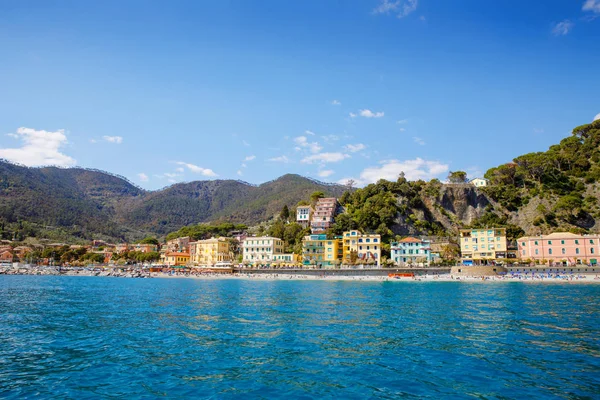 Liguria, güneşli sıcak günde renkli evler ile Rivierası Italya kıyı şeridi. Monterosso al Mare, Vernazza, Corniglia, Manarola ve Riomaggiore, Cinque Terre Ulusal Parkı UNESCO Dünya Mirası — Stok fotoğraf