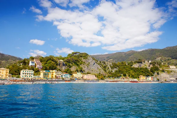 Liguria, güneşli sıcak günde renkli evler ile Rivierası Italya kıyı şeridi. Monterosso al Mare, Vernazza, Corniglia, Manarola ve Riomaggiore, Cinque Terre Ulusal Parkı UNESCO Dünya Mirası — Stok fotoğraf