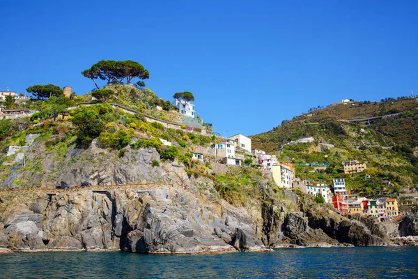 Ligurië, Italië kustlijn van Riviera met kleurrijke huizen op zonnige warme dag. Monterosso al Mare, Vernazza, Corniglia, Manarola en Riomaggiore, nationaal park Cinque Terre, UNESCO werelderfgoed — Stockfoto