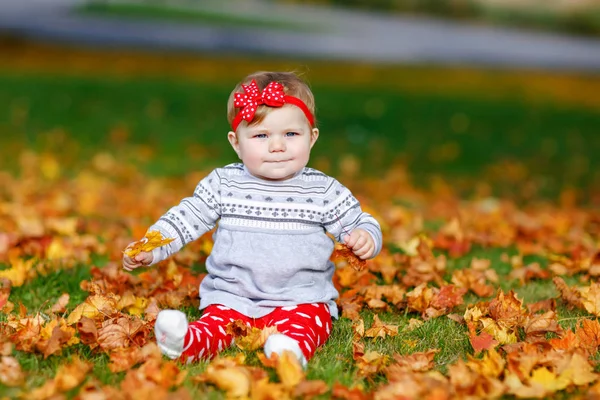Adorable niña en el parque de otoño en el soleado día cálido de octubre con hojas de roble y arce. Follaje de otoño. Diversión familiar al aire libre en otoño. niño sonriendo. —  Fotos de Stock