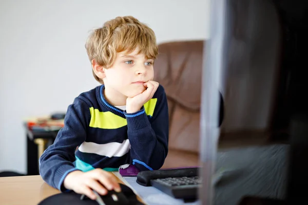 Liten unge pojke att göra skolan läxor på dator notebook. Lyckligt friska barn söka information på internet. Nya media utbildning, kid titta på lärande lektioner på pc. Virtuella klassrummet. — Stockfoto