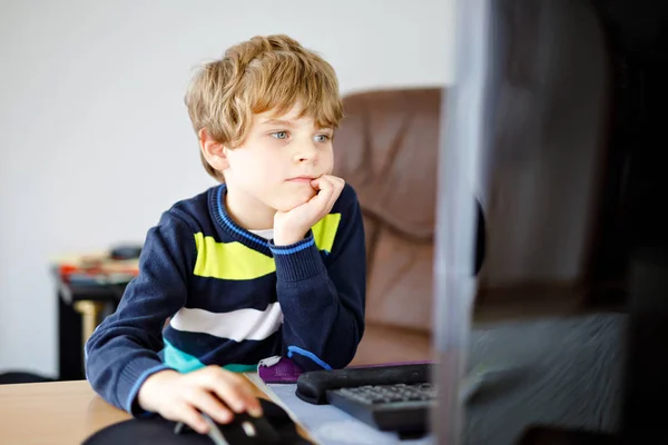 Little kid boy making school homework on computer notebook. Happy healthy child searching information on internet. New media education, kid watching learning lessons on pc. Virtual classroom. — Stock Photo, Image