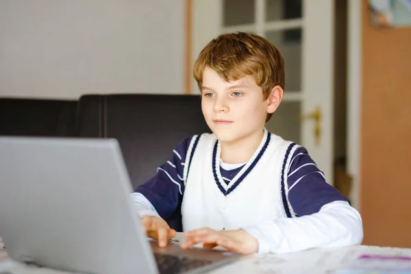 Little kid boy making school homework on computer notebook. Happy healthy child searching information on internet. New media education, kid watching learning lessons on pc. Virtual classroom. — Stock Photo, Image