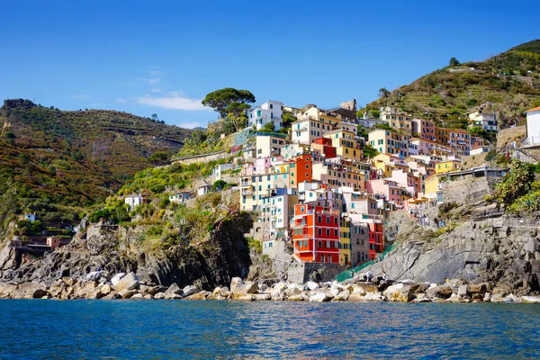 Liguria, italské pobřeží riviéře s pestrým domečky za slunečného dne. Monterosso al Mare, Vernazza, Corniglia, Manarola a Riomaggiore, Cinque Terre, národní park UNESCO světové dědictví — Stock fotografie