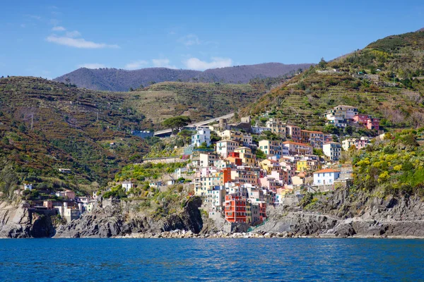 Liguria, güneşli sıcak günde renkli evler ile Rivierası Italya kıyı şeridi. Monterosso al Mare, Vernazza, Corniglia, Manarola ve Riomaggiore, Cinque Terre Ulusal Parkı UNESCO Dünya Mirası — Stok fotoğraf